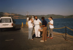 Carmen, Mary Pepa, y Miguel comprando marisco en Troia